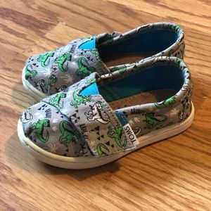 Comfy gray Toms w/cool dinosaurs all over size 5T